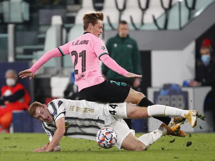 juventus barcelona frenkie de jong dejan kulusevski liga champions Juventus Dejan Kulusevski, bottom, challenges Barcelonas Frenkie de Jong during the Champions League group G soccer match between Juventus and Barcelona at the Allianz stadium in Turin, Italy, Wednesday, Oct. 28, 2020. (AP Photo/Antonio Calanni)