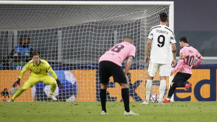 Barcelonas Lionel Messi, right, scores his sides second goal during the Champions League group G soccer match between Juventus and Barcelona at the Allianz stadium in Turin, Italy, Wednesday, Oct. 28, 2020. (AP Photo/Antonio Calanni)