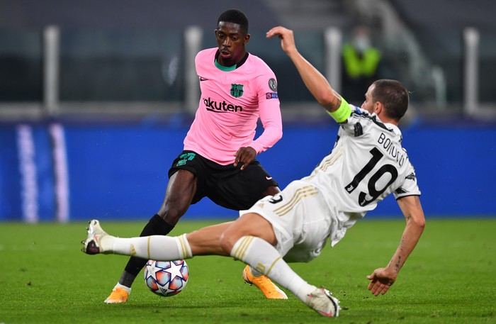 TURIN, ITALY - OCTOBER 28: Ousmane Dembele of Barcelona is challenged by Leonardo Bonucci of Juventus  during the UEFA Champions League Group G stage match between Juventus and FC Barcelona at Juventus Stadium on October 28, 2020 in Turin, Italy. Sporting stadiums around Italy remain under strict restrictions due to the Coronavirus Pandemic as Government social distancing laws prohibit fans inside venues resulting in games being played behind closed doors. (Photo by Valerio Pennicino/Getty Images)