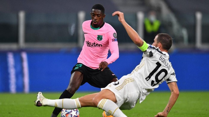 TURIN, ITALY - OCTOBER 28: Ousmane Dembele of Barcelona is challenged by Leonardo Bonucci of Juventus  during the UEFA Champions League Group G stage match between Juventus and FC Barcelona at Juventus Stadium on October 28, 2020 in Turin, Italy. Sporting stadiums around Italy remain under strict restrictions due to the Coronavirus Pandemic as Government social distancing laws prohibit fans inside venues resulting in games being played behind closed doors. (Photo by Valerio Pennicino/Getty Images)