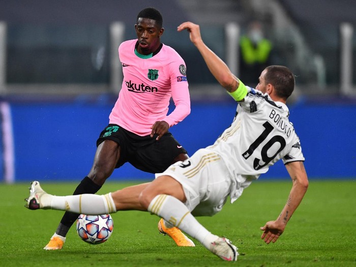 TURIN, ITALY - OCTOBER 28: Ousmane Dembele of Barcelona is challenged by Leonardo Bonucci of Juventus  during the UEFA Champions League Group G stage match between Juventus and FC Barcelona at Juventus Stadium on October 28, 2020 in Turin, Italy. Sporting stadiums around Italy remain under strict restrictions due to the Coronavirus Pandemic as Government social distancing laws prohibit fans inside venues resulting in games being played behind closed doors. (Photo by Valerio Pennicino/Getty Images)