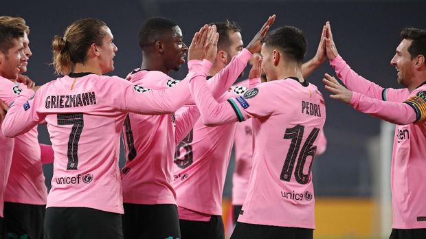 Barcelonas Ousmane Dembele, center, celebrates scoring his side's opening goal during the Champions League group G soccer match between Juventus and Barcelona at the Allianz stadium in Turin, Italy, Wednesday, Oct. 28, 2020. (AP Photo/Antonio Calanni)