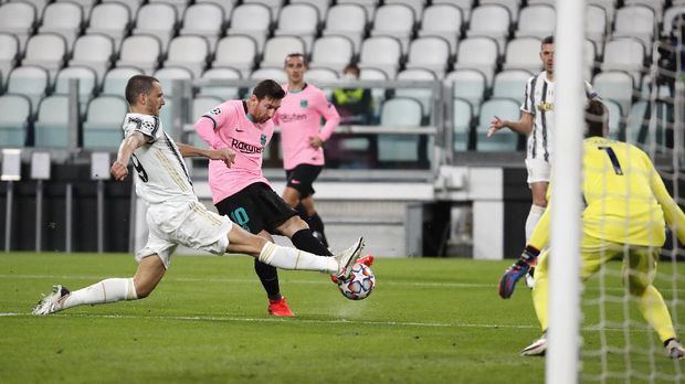 Juventus' Leonardo Bonucci, left, challenges Barcelona's Lionel Messi during the Champions League group G soccer match between Juventus and Barcelona at the Allianz stadium in Turin, Italy, Wednesday, Oct. 28, 2020. (AP Photo/Antonio Calanni)