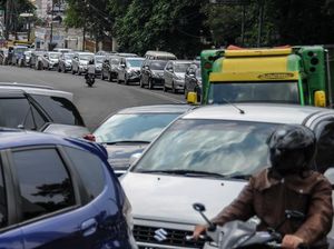Foto: Kendaraan Wisatawan Mulai Padati Kawasan Lembang