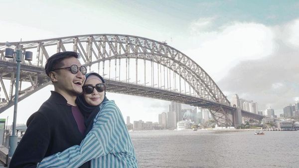 Arie Untung Nyaris Cerai dengan Fenita Arie, Kini Mesra Hijrah Bareng