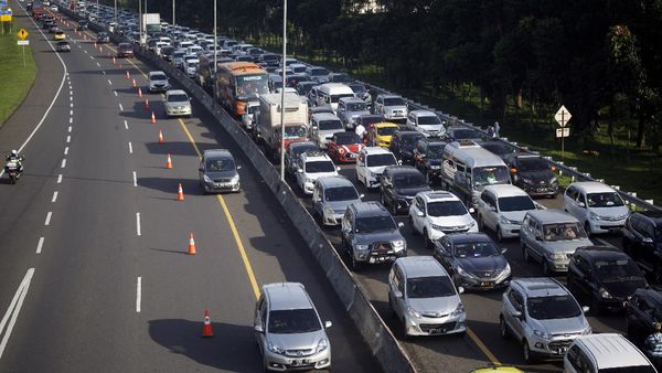 Potret Kepadatan Jalur Puncak di Libur Panjang Hari Kedua