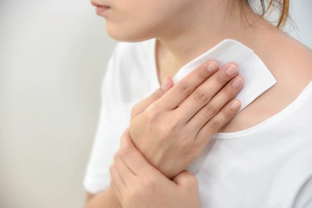 Gunakanlah pembersih yang lembut agar meminimalkan kemungkinan mengiritasi kulit leher.