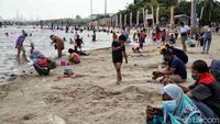 Libur Maulid Nabi, Pantai Ancol Ramai Wisatawan