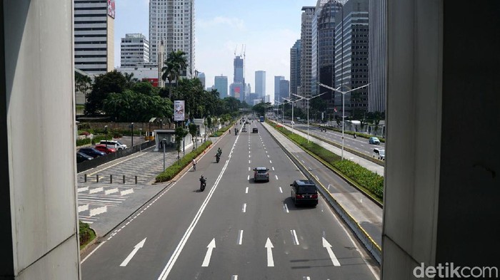 Libur panjang ini membuat lalu lintas di jalan protokol di ibu kota sepi. Seperti terlihat di jalan Sudirman, Jakarta.