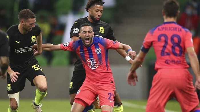 Liga Champions Chelseas Hakim Ziyech, centre, and Krasnodars Tonny Vilhena challenge for the ball during the Champions League Group E soccer match between Krasnodar and Chelsea in Krasnodar, Russia, Wednesday, Oct. 28, 2020. (AP Photo)
