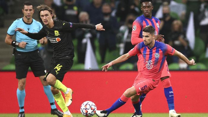 Liga Champions Chelseas Jorginho, right, controls the ball ahead of Krasnodars Kristoffer Olsson during the Champions League Group E soccer match between Krasnodar and Chelsea in Krasnodar, Russia, Wednesday, Oct. 28, 2020. (AP Photo)