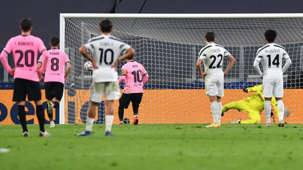 TURIN, ITALY - OCTOBER 28: Lionel Messi of Barcelona scores his team's second goal from the penalty spot during the UEFA Champions League Group G stage match between Juventus and FC Barcelona at Juventus Stadium on October 28, 2020 in Turin, Italy. Sporting stadiums around Italy remain under strict restrictions due to the Coronavirus Pandemic as Government social distancing laws prohibit fans inside venues resulting in games being played behind closed doors. (Photo by Valerio Pennicino/Getty Images)