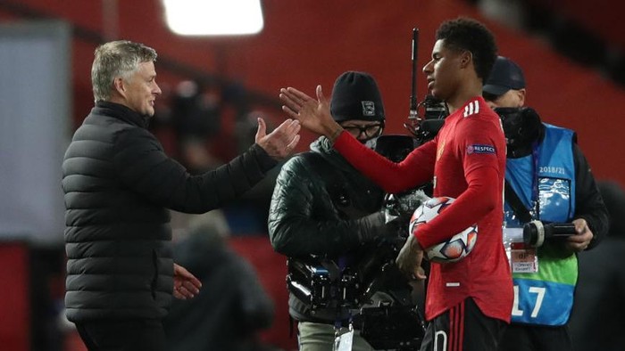 MANCHESTER, ENGLAND - OCTOBER 28: Marcus Rashford of Manchester United interacts with Ole Gunnar Solskjaer, Manager of Manchester United whilst holding the match ball after scoring a hat-trick following the UEFA Champions League Group H stage match between Manchester United and RB Leipzig at Old Trafford on October 28, 2020 in Manchester, England. Sporting stadiums around the UK remain under strict restrictions due to the Coronavirus Pandemic as Government social distancing laws prohibit fans inside venues resulting in games being played behind closed doors. (Photo by Clive Brunskill/Getty Images)