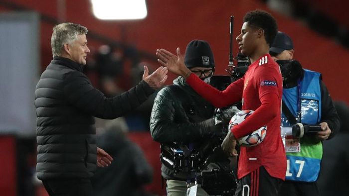 marcus rashford, ole gunnar solskjaer MANCHESTER, ENGLAND - OCTOBER 28: Marcus Rashford of Manchester United interacts with Ole Gunnar Solskjaer, Manager of Manchester United whilst holding the match ball after scoring a hat-trick following the UEFA Champions League Group H stage match between Manchester United and RB Leipzig at Old Trafford on October 28, 2020 in Manchester, England. Sporting stadiums around the UK remain under strict restrictions due to the Coronavirus Pandemic as Government social distancing laws prohibit fans inside venues resulting in games being played behind closed doors. (Photo by Clive Brunskill/Getty Images)