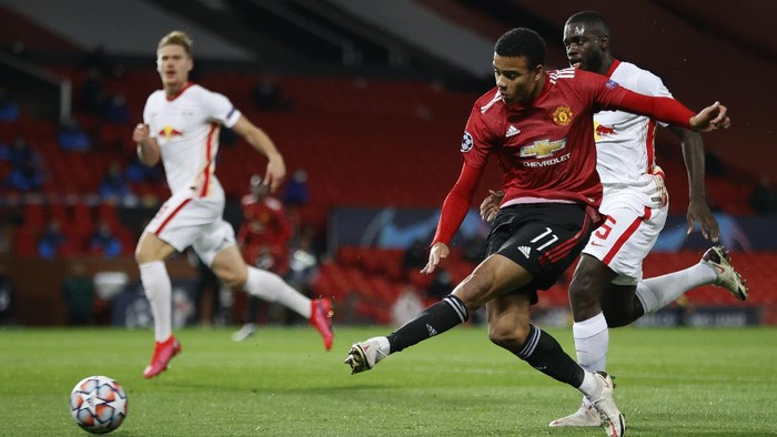 MANCHESTER, ENGLAND - OCTOBER 28: Mason Greenwood of Manchester United scores his sides first goal during the UEFA Champions League Group H stage match between Manchester United and RB Leipzig at Old Trafford on October 28, 2020 in Manchester, England. Sporting stadiums around the UK remain under strict restrictions due to the Coronavirus Pandemic as Government social distancing laws prohibit fans inside venues resulting in games being played behind closed doors. (Photo by Clive Brunskill/Getty Images)