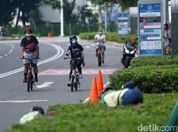 Membelah Sepinya Jalan Sudirman dengan Sepeda