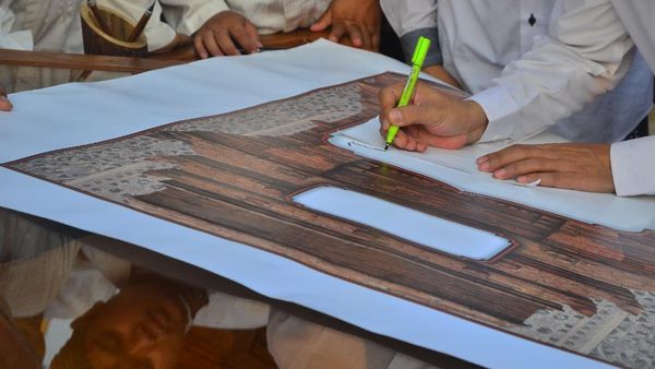 Seniman Kaligrafi Menulis Ulang Musyaf Al Quran dengan Tangan