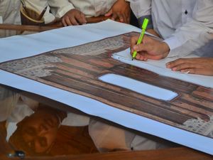 Seniman Kaligrafi Menulis Ulang Musyaf Al Quran dengan Tangan