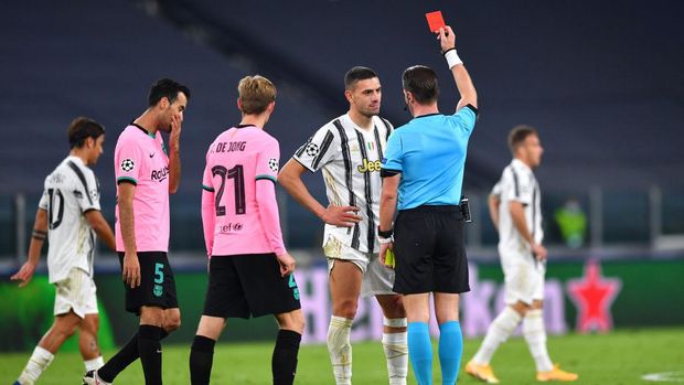 TURIN, ITALY - OCTOBER 28: Merih Demiral of Juventus is shown a red card by referee Danny Makkelie after receiving a second yellow card during the UEFA Champions League Group G stage match between Juventus and FC Barcelona at Juventus Stadium on October 28, 2020 in Turin, Italy. Sporting stadiums around Italy remain under strict restrictions due to the Coronavirus Pandemic as Government social distancing laws prohibit fans inside venues resulting in games being played behind closed doors. (Photo by Valerio Pennicino/Getty Images)