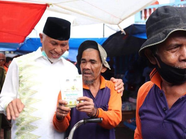 Momen Cagub Mahyeldi Sapa Warga Saat Blusukan di Sumbar