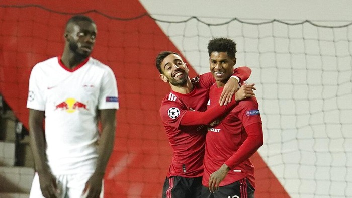 MU Vs RB Leipzig, MU, RB Leipzig Manchester United's Marcus Rashford, right, celebrates with Manchester United's Bruno Fernandes after scoring his side's second goal during the Champions League group H soccer match between Manchester United and RB Leipzig, at the Old Trafford stadium in Manchester, England, Wednesday, Oct. 28, 2020. (AP Photo/Dave Thompson)