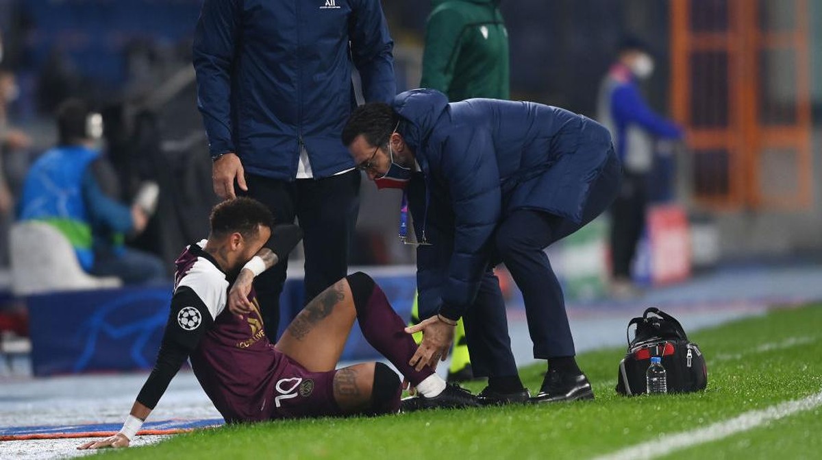 Neymar mendapat perawatan di laga Istanbul Basaksehir vs PSG. (Foto: Getty Images/Pool)