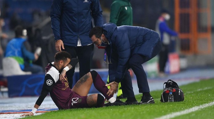 ISTANBUL, TURKEY - OCTOBER 28: Neymar of Paris Saint-Germain receives medical treatment during the UEFA Champions League Group H stage match between Istanbul Basaksehir and Paris Saint-Germain at Basaksehir Fatih Terim Stadyumu on October 28, 2020 in Istanbul, Turkey. Sporting stadiums around Turkey remain under strict restrictions due to the Coronavirus Pandemic as Government social distancing laws prohibit fans inside venues resulting in games being played behind closed doors. (Photo by Ozan Kose - Pool/Getty Images)