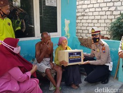 Polisi Tuban Bagikan Sembako Saat Long Weekend Maulid Nabi Muhammad