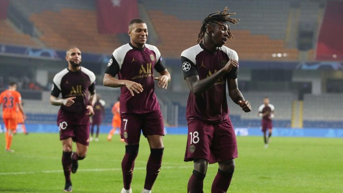 ISTANBUL, TURKEY - OCTOBER 28: Moise Kean of Paris Saint-Germain celebrates after scoring his sides second goal during the UEFA Champions League Group H stage match between Istanbul Basaksehir and Paris Saint-Germain at Basaksehir Fatih Terim Stadyumu on October 28, 2020 in Istanbul, Turkey. Sporting stadiums around Turkey remain under strict restrictions due to the Coronavirus Pandemic as Government social distancing laws prohibit fans inside venues resulting in games being played behind closed doors. (Photo by Tolga Bozoglu - Pool/Getty Images)