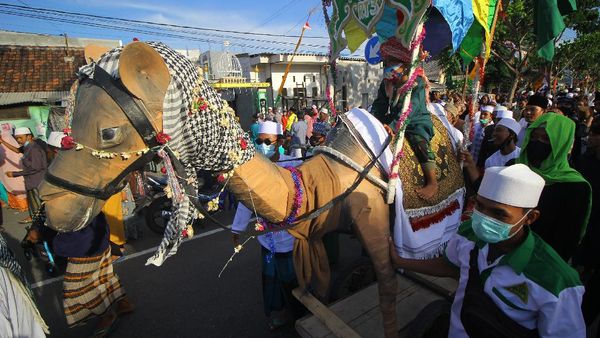 Melihat Keseruan Pawai Maulid Nabi di Surabaya