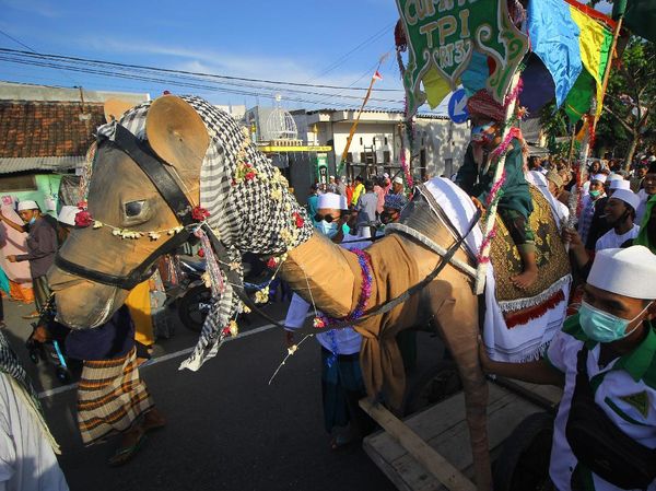 Melihat Keseruan Pawai Maulid Nabi di Surabaya