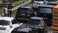 Pedagang Asongan Mengais Rezeki di Tengah Kemacetan