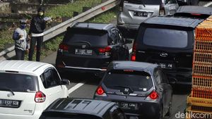 Pedagang Asongan Mengais Rezeki di Tengah Kemacetan