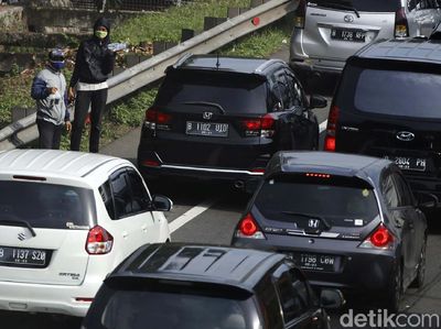 Pedagang Asongan Mengais Rezeki di Tengah Kemacetan
