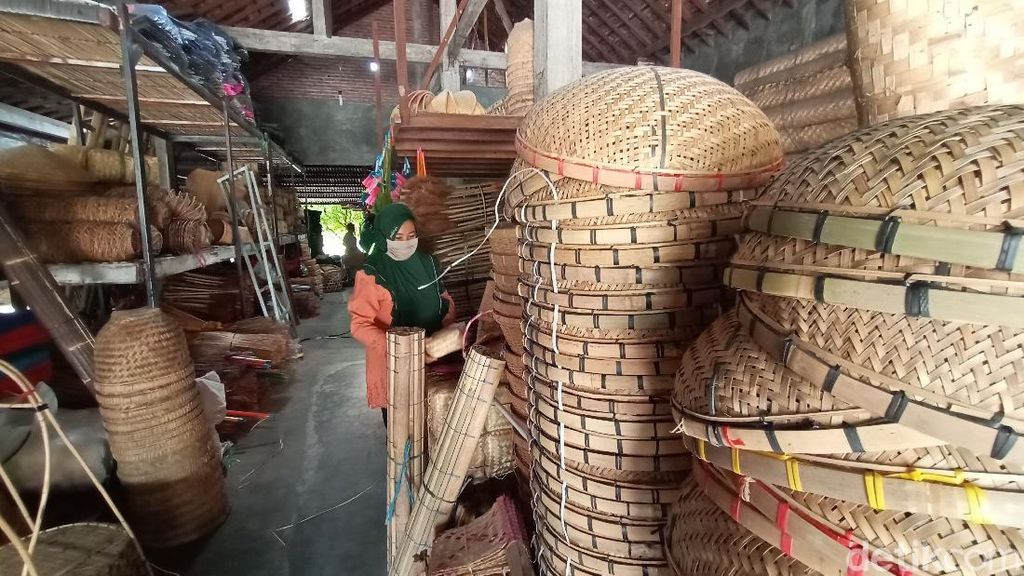 Peringatan Maulid Nabi Muhammad Berkah Bagi Pedagang Keranjang Bambu Peringatan Maulid Nabi Muhammad Berkah Bagi Pedagang Keranjang Bambu