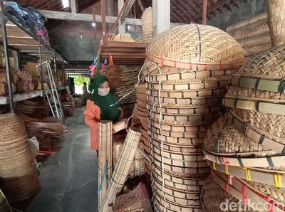 Peringatan Maulid Nabi Muhammad Berkah Bagi Pedagang Keranjang Bambu