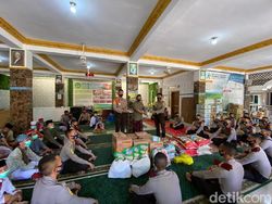 Peringati Sumpah Pemuda dan Maulid Nabi, Taruna Akpol Jatim Berbagi Sembako