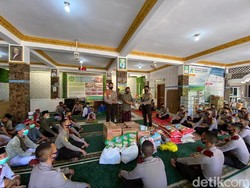 Peringati Sumpah Pemuda dan Maulid Nabi, Taruna Akpol Jatim Berbagi Sembako