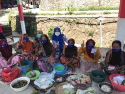 Istri Paslon 1 Pilkada Rembang Blusukan ke Pasar Tradisional