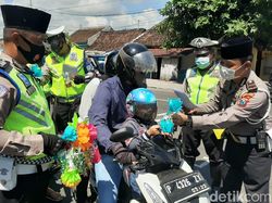 Polisi Banyuwangi Bagikan Telur Hias ke Pengguna Jalan Peringati Maulid Nabi