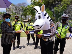 Cara Simpatik Polisi di Gresik Sosialisasikan Prokes di Tempat Wisata