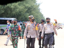 Sempat Ditutup Gegara Viral Truk Balapan, Pantai Cemara Tuban Kembali Dibuka