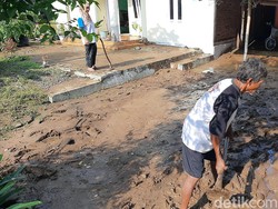 Video Banjir di Banyumas Sisakan Material Longsor di Rumah Warga