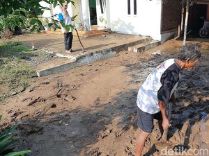 Video Banjir di Banyumas Sisakan Material Longsor di Rumah Warga Video Banjir di Banyumas Sisakan Material Longsor di Rumah Warga