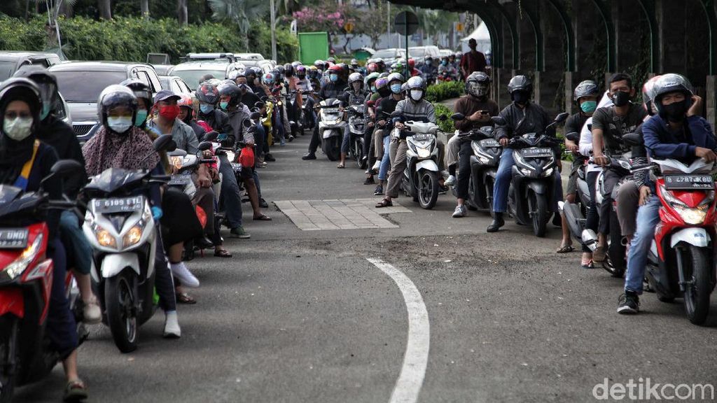 Potret Ratusan Kendaraan Antre di Taman Impian Jaya Ancol