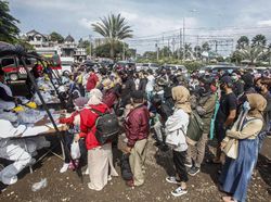 Wisatawan di Puncak Bogor Antre Rapid Test