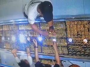 Pria Ini Berlagak Beli Emas Ternyata Maling, Aksinya Terekam CCTV