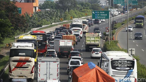 Foto: Tol JORR Arah Cikampek Pagi Ini Macet Parah