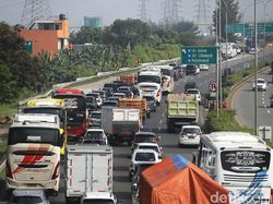 Foto: Tol JORR Arah Cikampek Pagi Ini Macet Parah