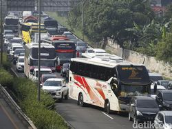 Video Tol Cikampek Padat-Merayap di Hari Kedua Libur Cuti Bersama